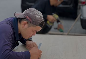 職人が作業している写真(見本)