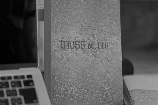 TRUSS株式会社の社屋の中(壁の TRUSS のロゴ)