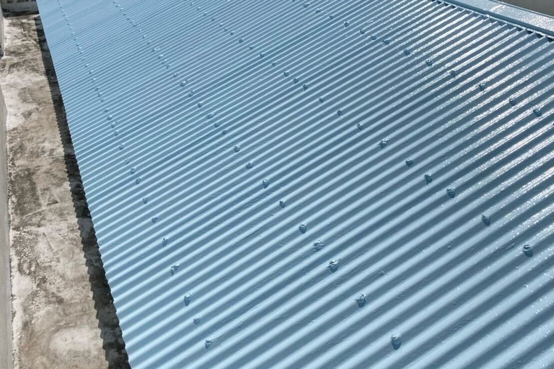 遮熱塗装を終えたトタン屋根