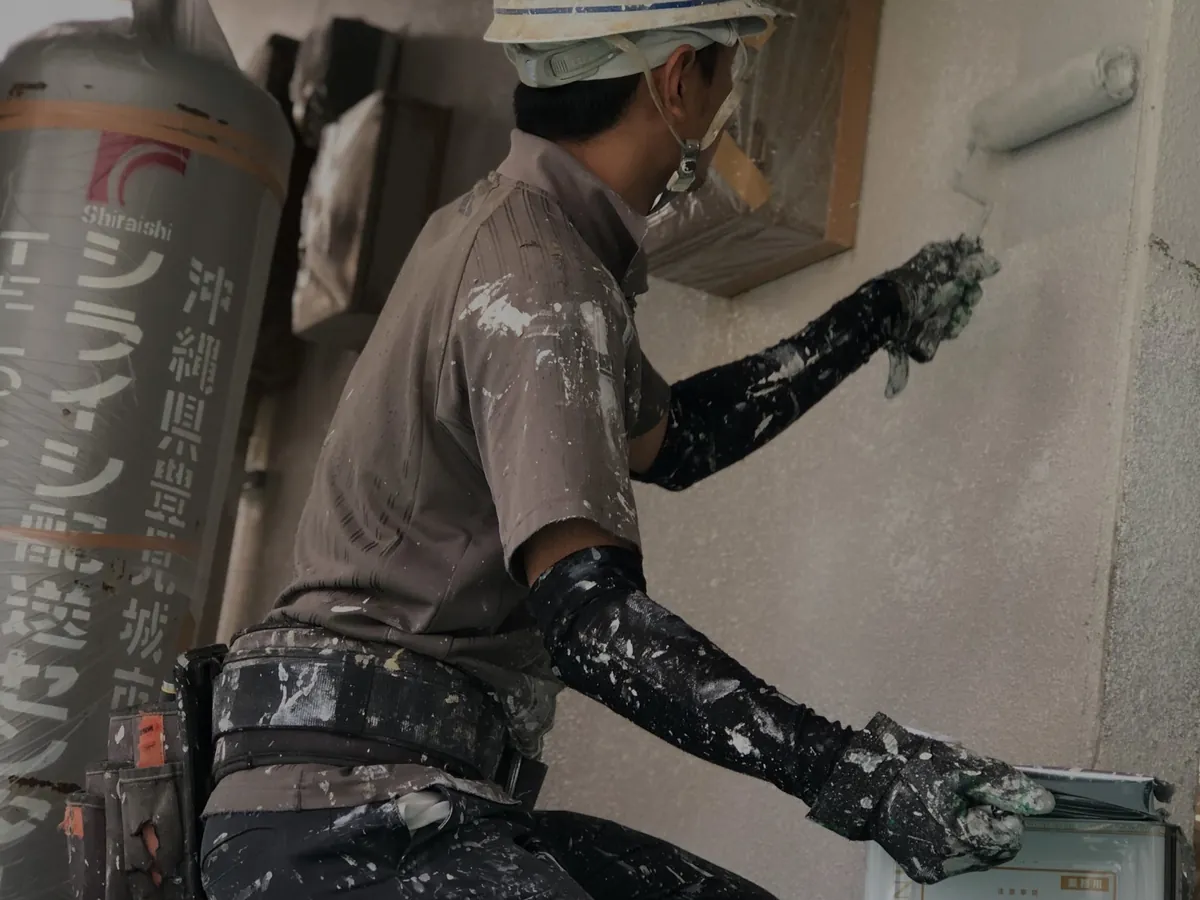 外壁を塗る職人（TRUSS株式会社の現場。Instagram に載せた写真）