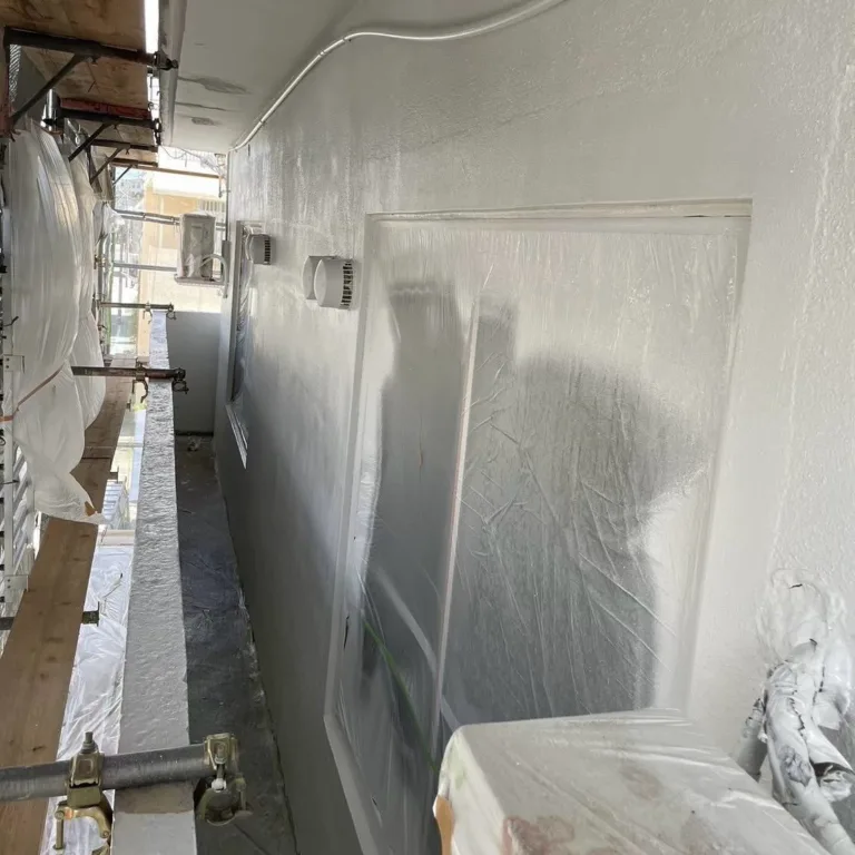築古集合住宅の外壁塗装・屋上防水工事（施工の様子）