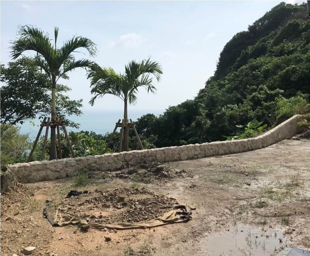 琉球石灰岩を用いたテラス塀の施工｜沖縄の自然と調和する景観美を実現の写真