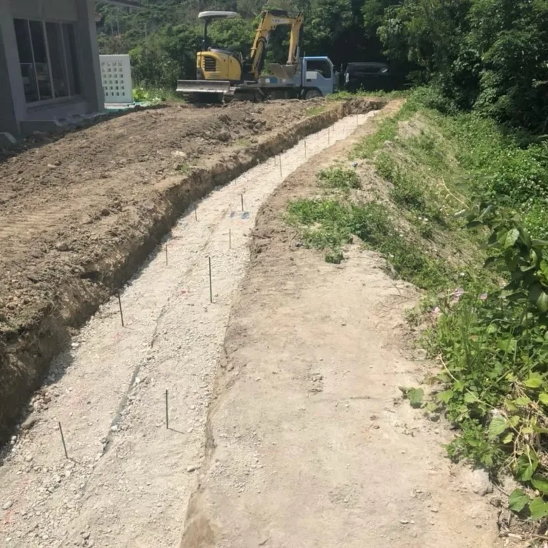 琉球石灰岩を用いたテラス塀の施工｜沖縄の自然と調和する景観美を実現（施工の様子）
