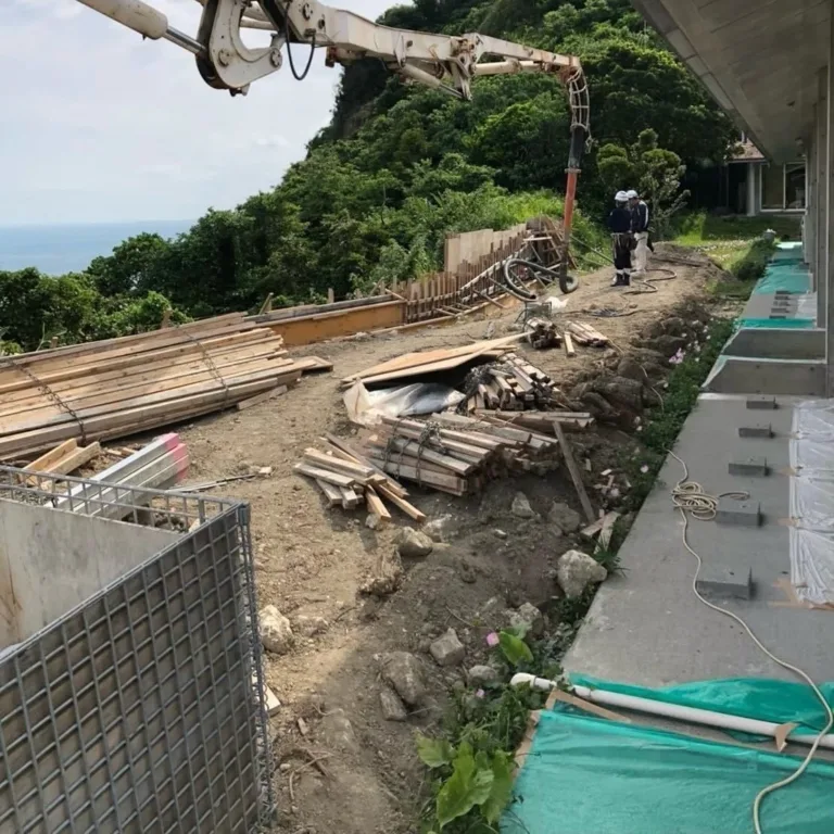 琉球石灰岩を用いたテラス塀の施工｜沖縄の自然と調和する景観美を実現（施工の様子）