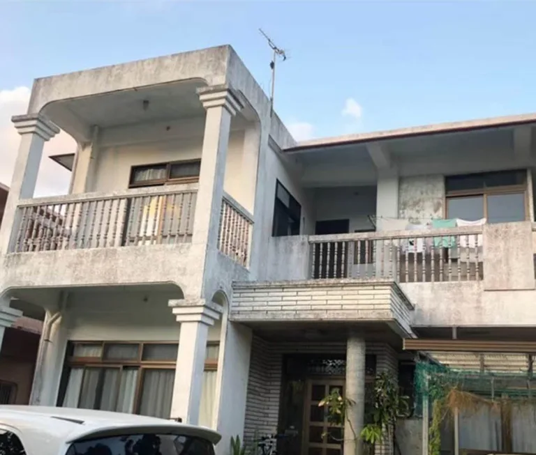築30年 戸建て住宅の初めての外壁塗装とウレタン防水工事｜ご近所様からのご紹介でご依頼へ（施工前）