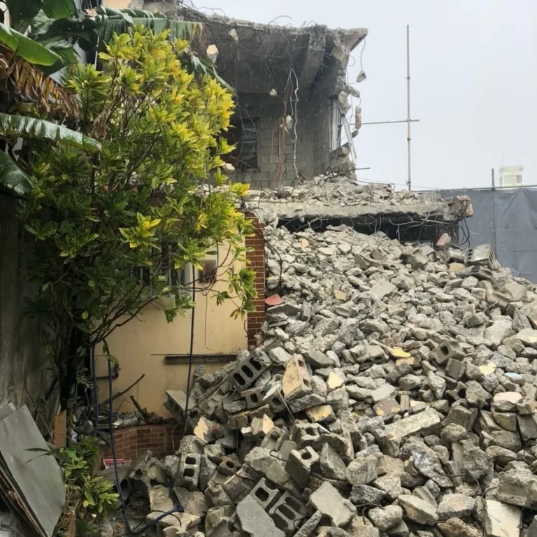 狭小地に建つ古民家の解体工事｜搬入困難な場所での慎重かつ安全な施工事例（施工の様子）