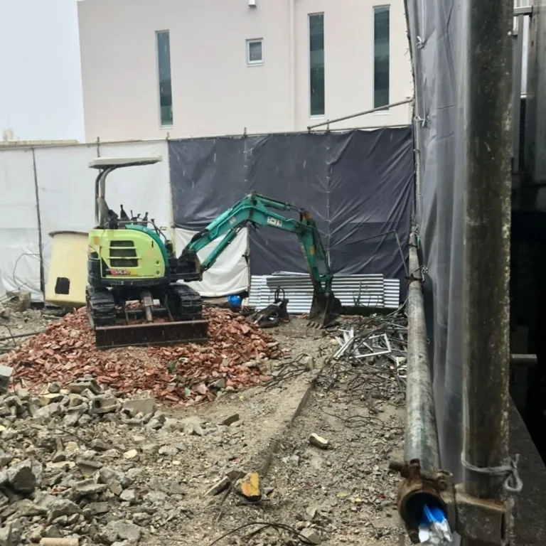 狭小地に建つ古民家の解体工事｜搬入困難な場所での慎重かつ安全な施工事例（施工の様子）