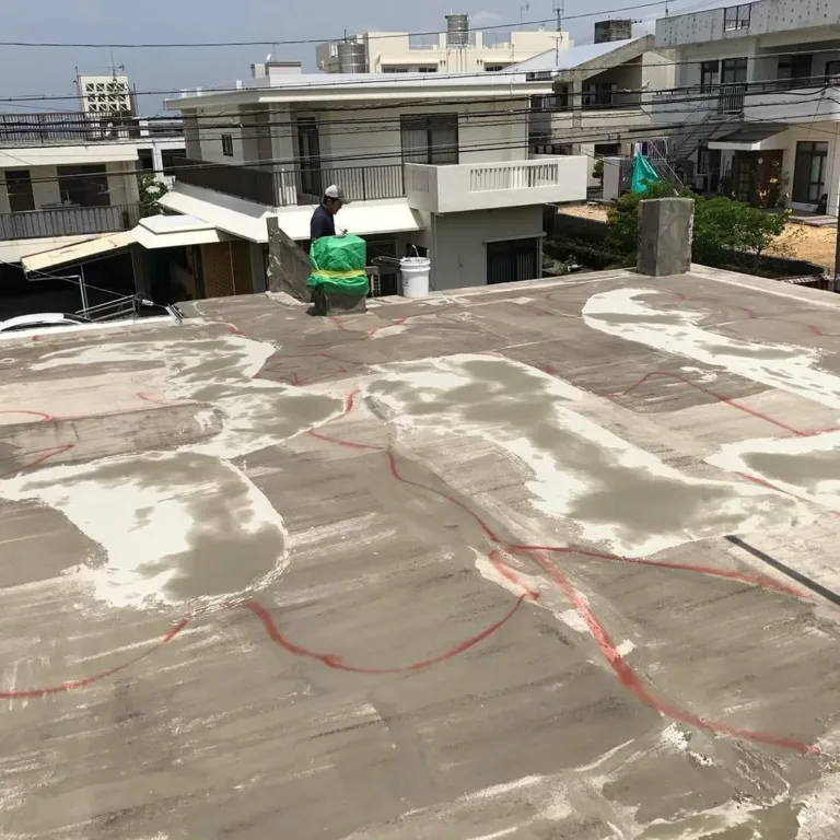 築40年戸建て住宅の屋上防水工事｜初めてのウレタン防水で安心の住まいに（施工の様子）