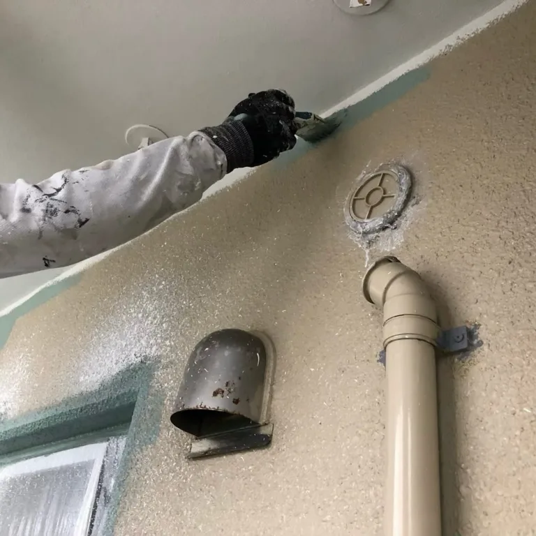 共同住宅の外壁塗り替えと屋上防水工事｜高耐久塗料で美観と耐久性を両立した施工事例（沖縄県内対応）（施工の様子）