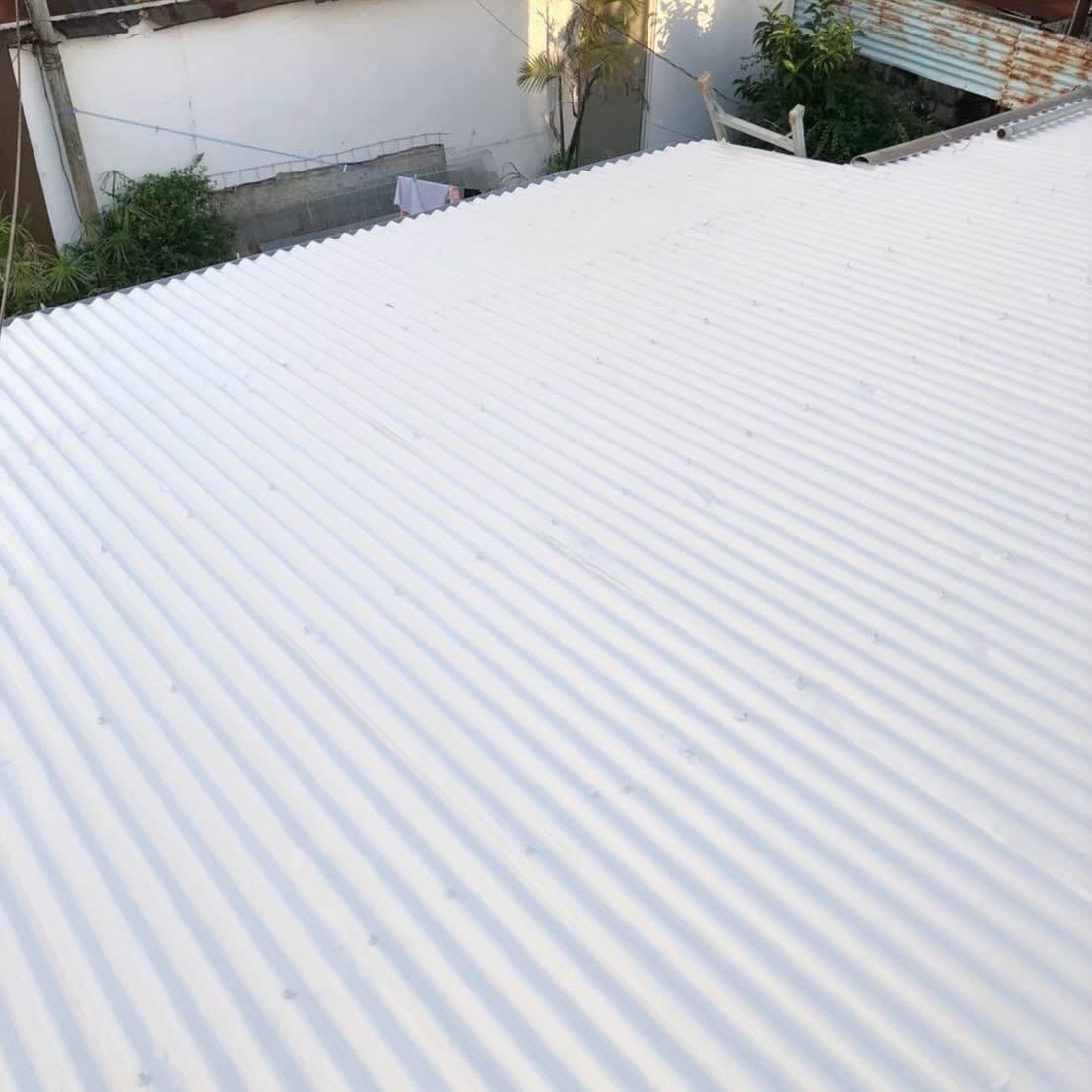トタン屋根の遮熱防水工事｜遮熱塗料と高耐久コーキングで雨漏り対策・沖縄全域対応の写真