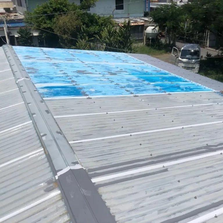 トタン屋根の遮熱防水工事｜遮熱塗料と高耐久コーキングで雨漏り対策・沖縄全域対応（施工前）