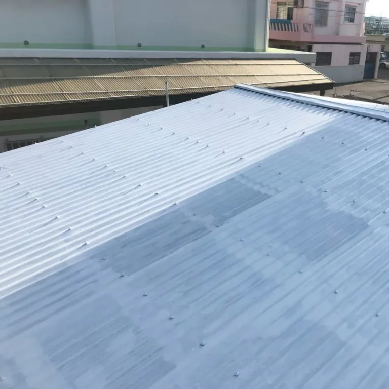 トタン屋根の遮熱防水工事｜遮熱塗料と高耐久コーキングで雨漏り対策・沖縄全域対応（施工の様子）