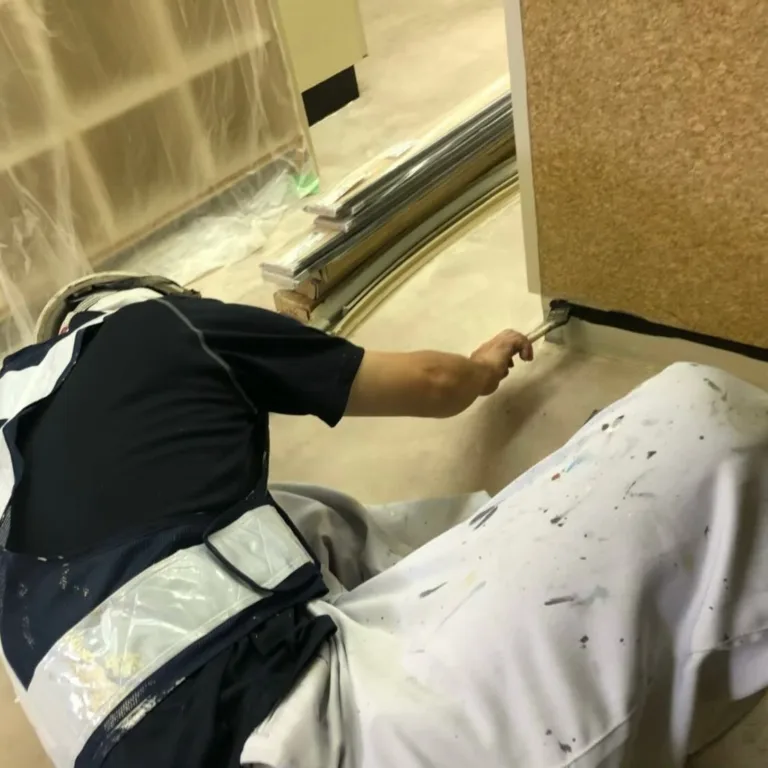 内装壁の塗り替え塗装工事｜クロス不要で深みのある住空間を実現する塗装リフォーム事例（施工の様子）