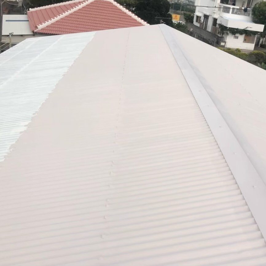 錆びたトタン屋根の塗り替え塗装と防水工事｜高耐久塗料による耐候性向上事例（沖縄）の写真