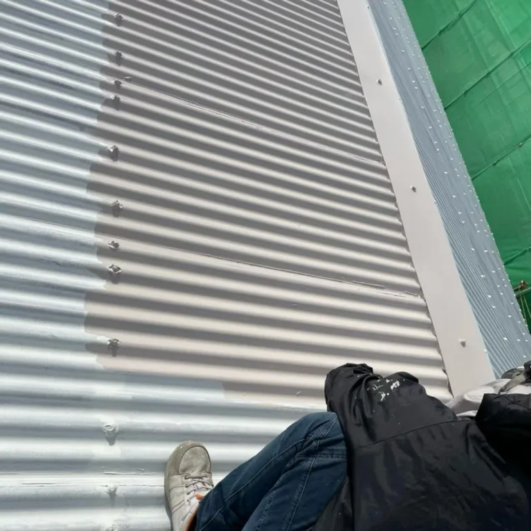 錆びたトタン屋根の塗り替え塗装と防水工事｜高耐久塗料による耐候性向上事例（沖縄）（施工の様子）