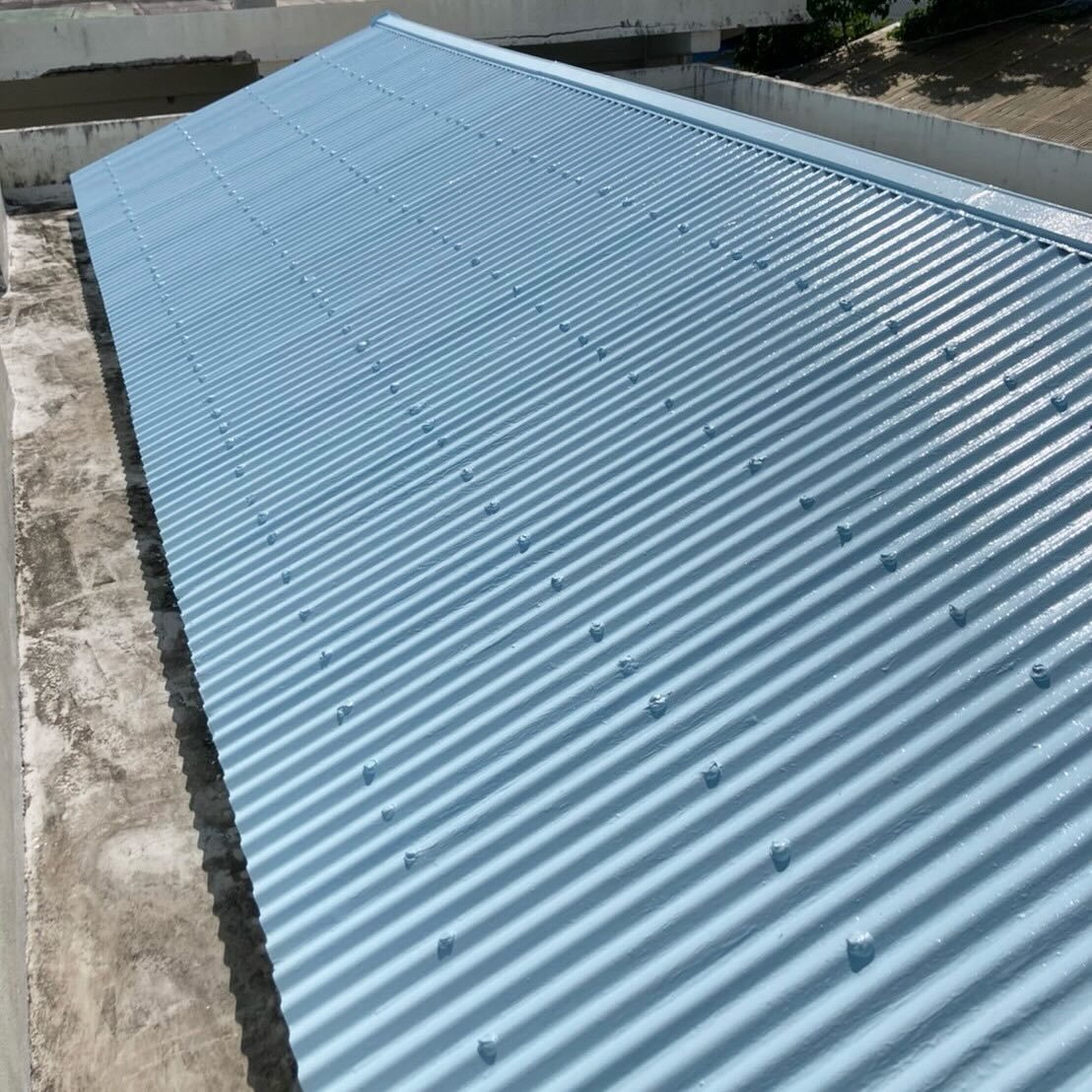築古トタン屋根の遮熱・防水塗装工事｜高耐久塗料で耐久性と美観を両立した施工事例の写真