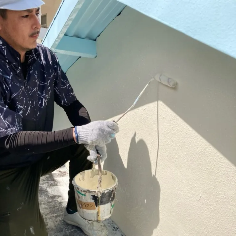築古トタン屋根の遮熱・防水塗装工事｜高耐久塗料で耐久性と美観を両立した施工事例（施工の様子）