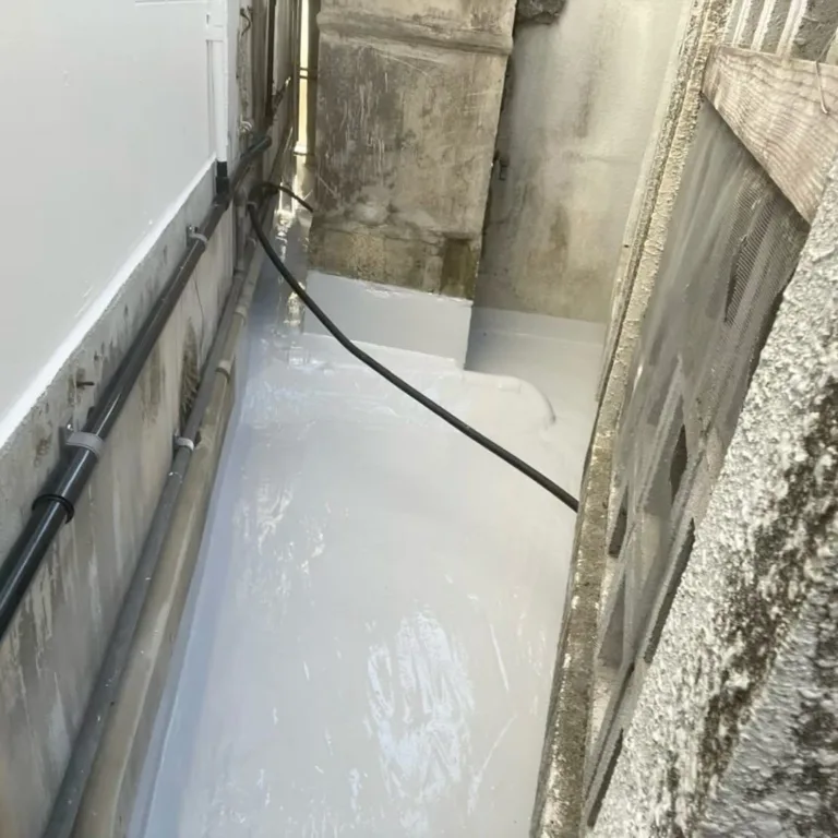 漏水対策に最適｜部分的なウレタン防水工事で雨漏り解消【戸建て・集合住宅対応】（施工の様子）