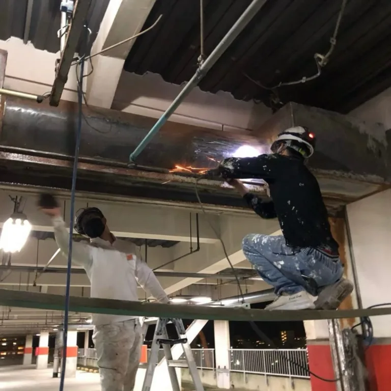 商業施設シャッターの防錆塗装工事｜特殊錆転換剤による長寿命化施工事例（施工の様子）