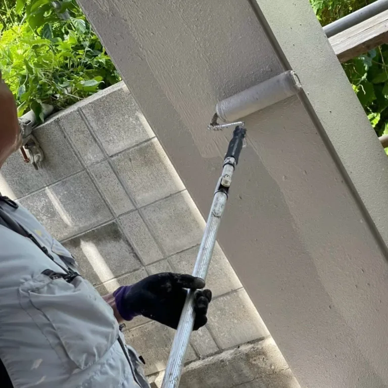 戸建て住宅の外壁塗装工事｜高耐久塗料によるチョーキング抑制・美観維持の施工事例（施工の様子）
