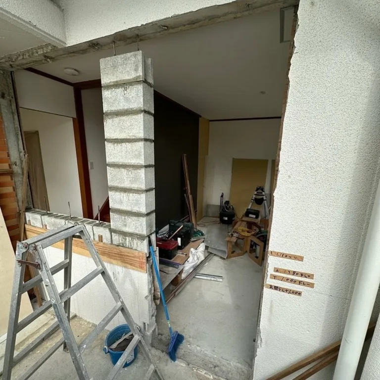 バイクガレージ付き住宅リノベーション事例｜シャッター付きモルタルデザインの施工記録（施工の様子）