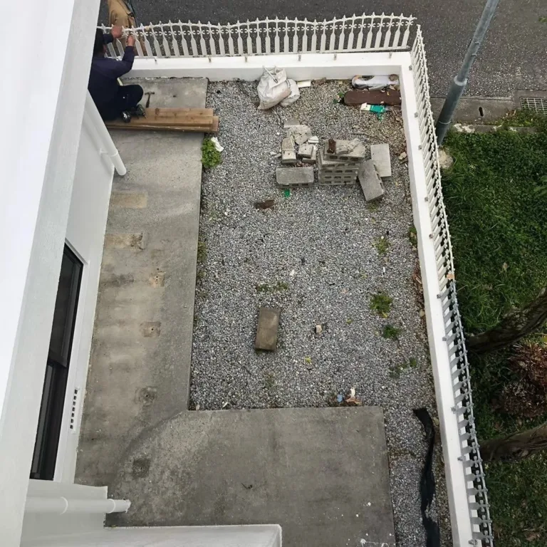 戸建住宅の外壁塗替えと駐車場造成工事事例｜庭を有効活用したリノベーション施工記録（施工の様子）