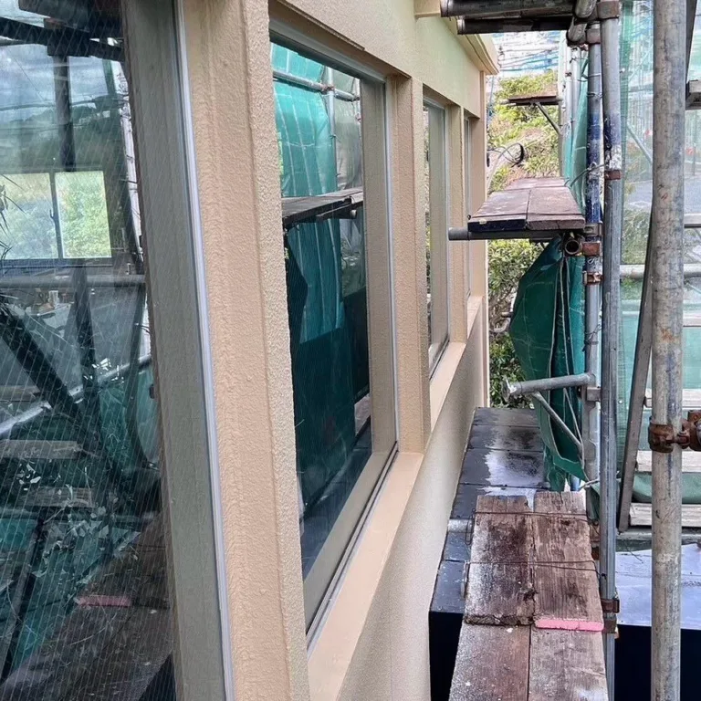 鉄骨住宅の外壁塗装と雨漏り修繕工事｜台風被害への低予算対応事例（施工の様子）