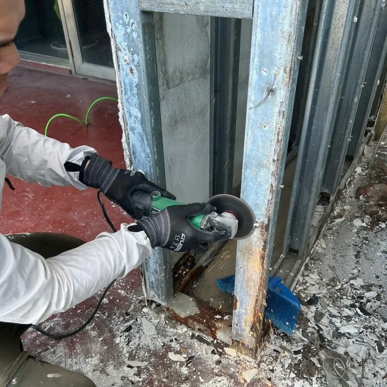 鉄骨住宅の外壁塗装と雨漏り修繕工事｜台風被害への低予算対応事例（施工の様子）