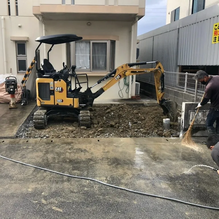 住宅庭の駐車場化と有休地の貸し駐車場造成工事｜沖縄の土地活用・外構整備事例（施工の様子）
