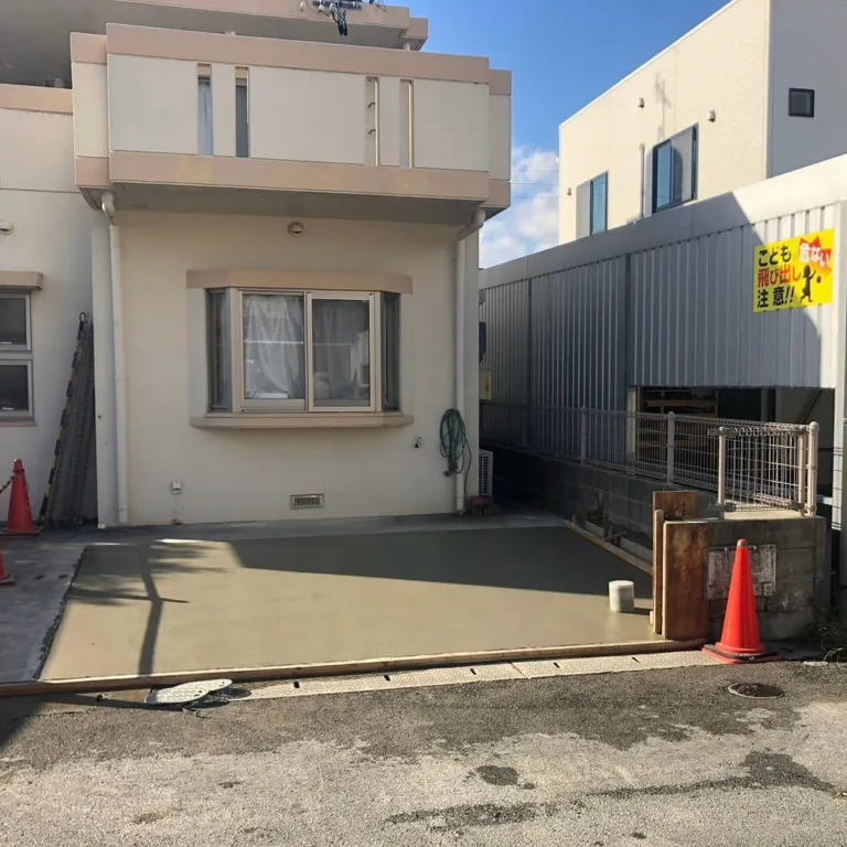 住宅庭の駐車場化と有休地の貸し駐車場造成工事｜沖縄の土地活用・外構整備事例（施工の様子）