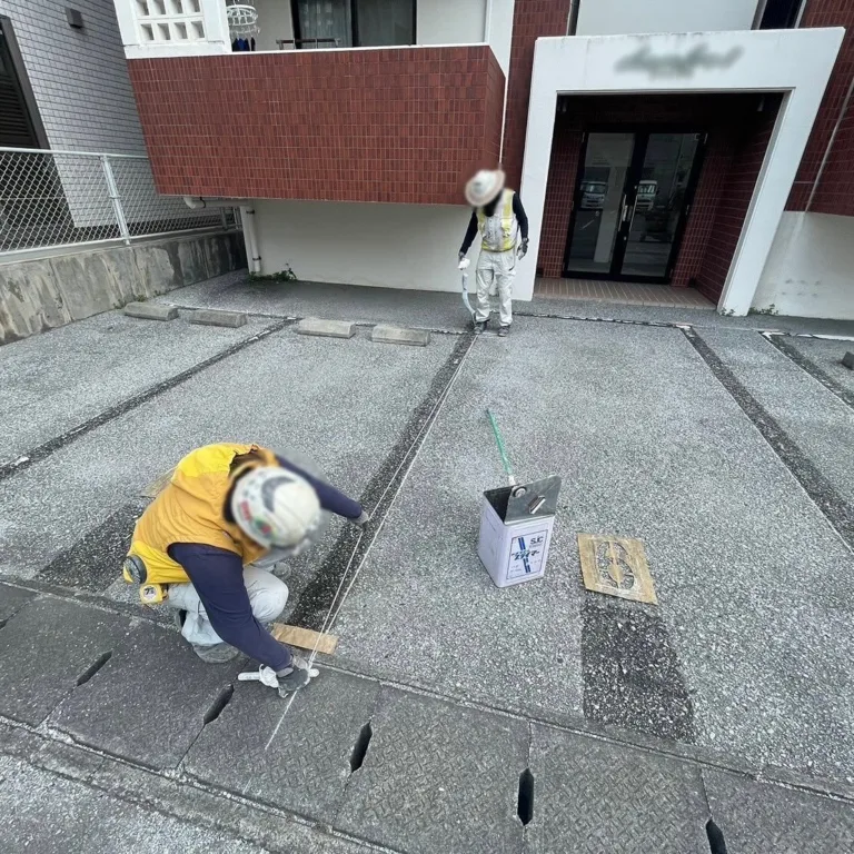 アパート駐車場のライン引き直し工事｜視認性向上と区画整備（施工の様子）