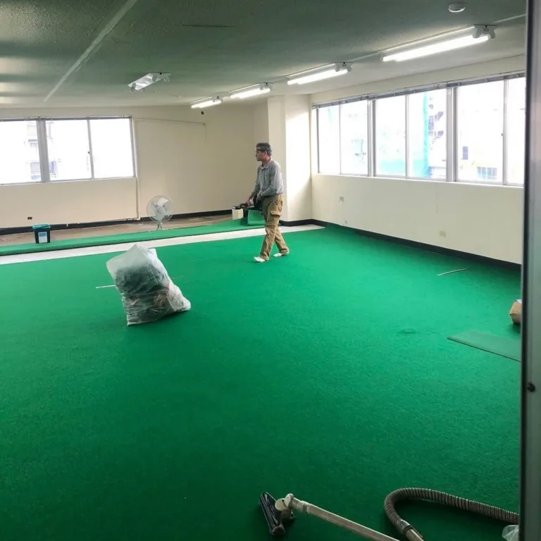 パーソナルジムの床仕上げ｜パンチカーペット施工による機能性・美観向上の施工事例（施工の様子）