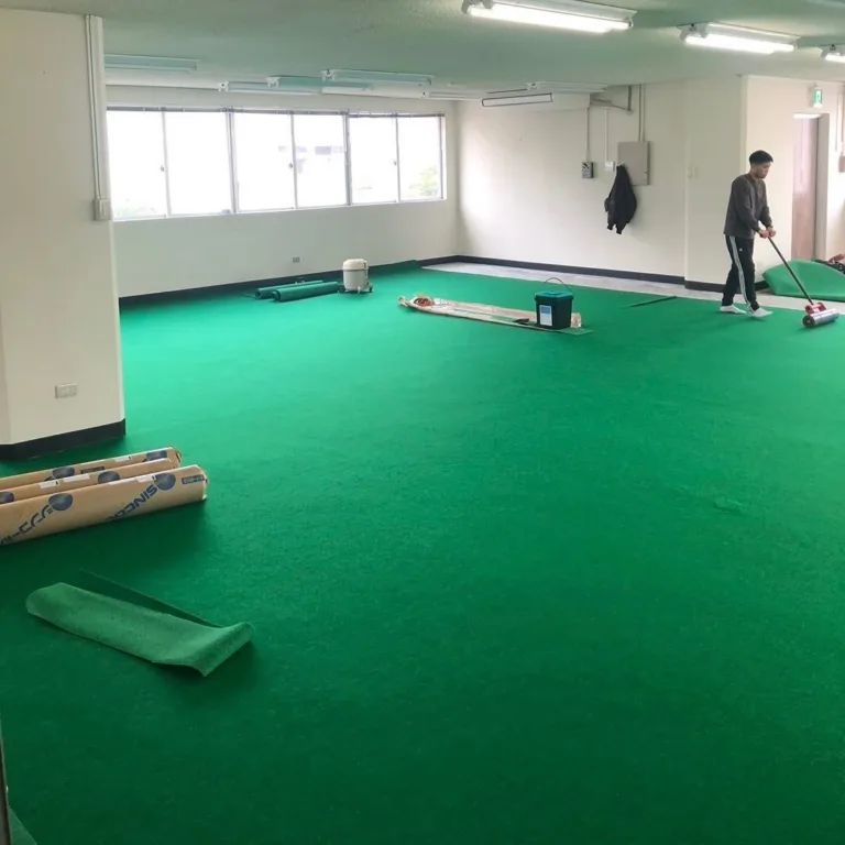パーソナルジムの床仕上げ｜パンチカーペット施工による機能性・美観向上の施工事例（施工の様子）