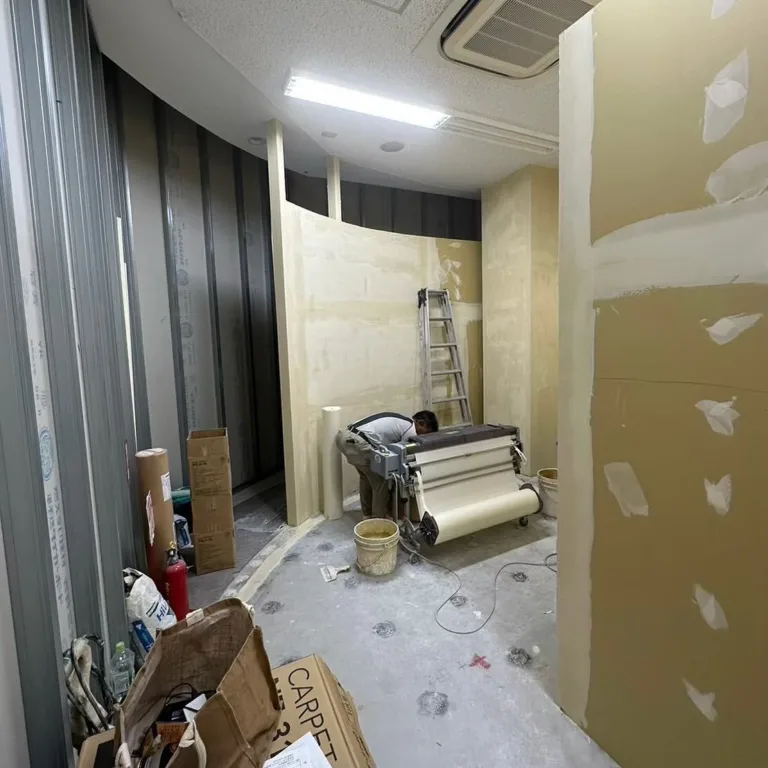 商業施設内の店舗新装工事｜夜間施工と安全対策でスムーズな開業サポート（施工の様子）